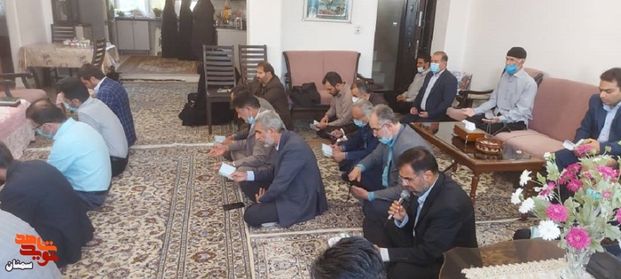 قرائت زیارت عاشورا توسط کارکنان بنیاد شهید استان سمنان - امروز منزل خانواده معزز شهید والامقام ناصر ترحمی