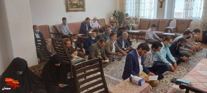 قرائت زیارت عاشورا توسط کارکنان بنیاد شهید استان سمنان - امروز منزل خانواده معزز شهید والامقام ناصر ترحمی
