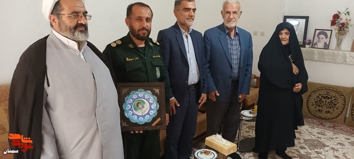 دیدار مسئولان دامغانی با خانواده معزز شهید والامقام رحمت‌الله ایثاری - بیست و پنجم خردادماه ۱۴۰۱ روستای دیباج دامغان