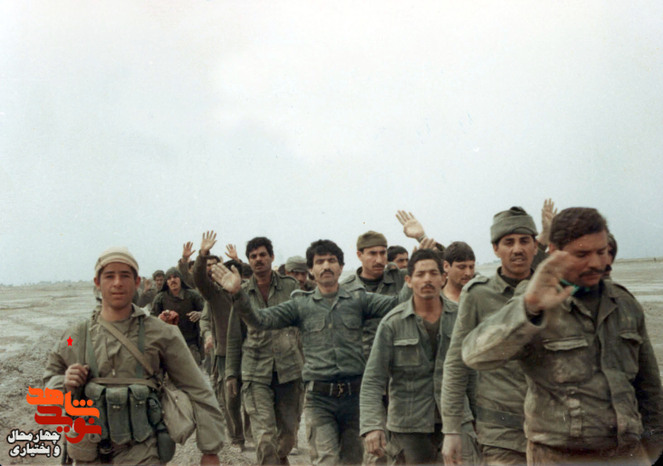 شهید محمدعلی شمس قهفرخی و جمعی از اسرای عراقی 