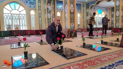گلباران قبور مطهر شهدا توسط کارکنان شهرداری و پاکبانان گرمساری- بیست و پنجم اسفندماه ۱۴۰۱ گلزار شهدای شهرستان گرمسار