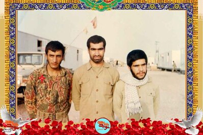نفر سمت چپ شهید علی‌اکبر ابراهیمی