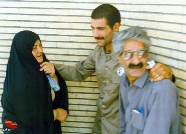 از چپ: مادر شهید عصمت زندیه وکیلی - آزاده ناصر مطیع پور -پدر شهید اسماعیل مطیع پور